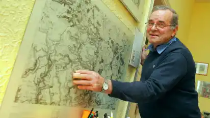 Dietrich Fiddelke mit einer historischen Karte des Asendorfer Umlandes.