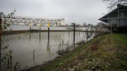 Im Rönnebecker Hafen mussten rund 2500 Kubikmeter Schlick ausgebaggert und mit Schuten zur Kläranlage in Seehausen transportiert werden. Der Schlamm ist mit giftigem Tributylzinn belastet.