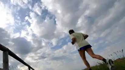 Jogger unter Wolkenhimmel