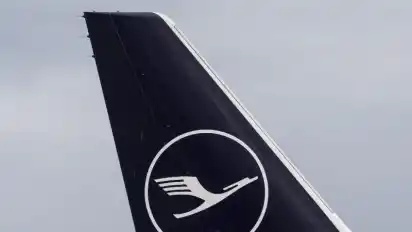 Ein stillgelegter Lufthansa-Jet auf dem Flughafen Frankfurt. Foto: Boris Roessler/dpa