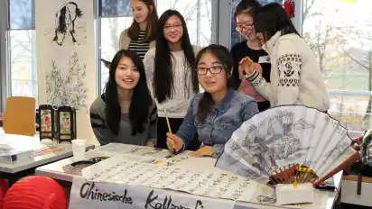 Wer sich für Kalligrafie interessiert, ist am China-Stand richtig und kann sich informieren.