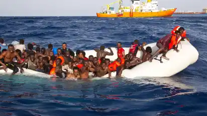 Immer wieder geraten Geflüchtete bei der Überquerung des Mittelmeers in Seenot.