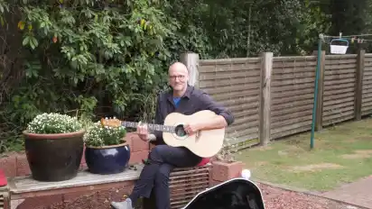Jens-Michael Alfers findet immer wieder kreative Ideen für neue Songs.
