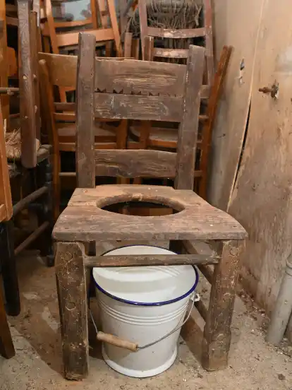Im Stühlelager ist auch dieser historische Toilettenstuhl zu finden.