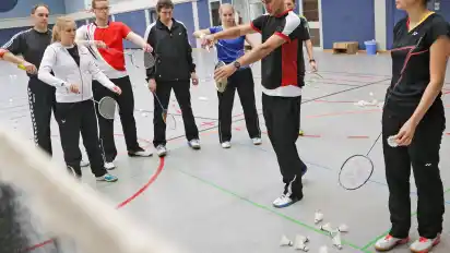 Nationalspielerin Kira Kattenbeck (r.) und Doppel-Bundestrainer Diemo Ruhnow (2.v.r.) zeigen den Workshop-Teilnehmern in Cluvenhagen einige Feinheiten in Sachen Badminton.