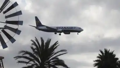Ein Ryanair-Flugzeug landet auf Mallorca. Foto: Clara Margais/dpa