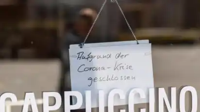 Geschlossenes Cafe in der Innenstadt von München: Viele Selbständige warten sehnsüchtig auf Auszahlung der November-Hilfen. Foto: Peter Kneffel/dpa