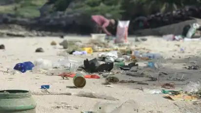 Plastikmüll liegt am Strand von Ko Sichang, einer Insel im Golf von Thailand. Foto: Christoph Sator/dpa