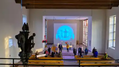 Pastor Thomas Meyer freut sich zusammen mit Architekt Ejnar Tonndorf und den verantwortlichen Entscheidungsträgern des Gemeindekirchenrats, Pastorin Sabine Lueg, Brigitte Diegel, Patrick de La Lanne, Martin Fink, Alexander Harms, Holger Heinrich, Doris Heinecke, Elfi Jochims-Meier, Arno Marti, Johannes Mitternacht und Doris Totz, über die Neueröffnung der Stadtkirche.