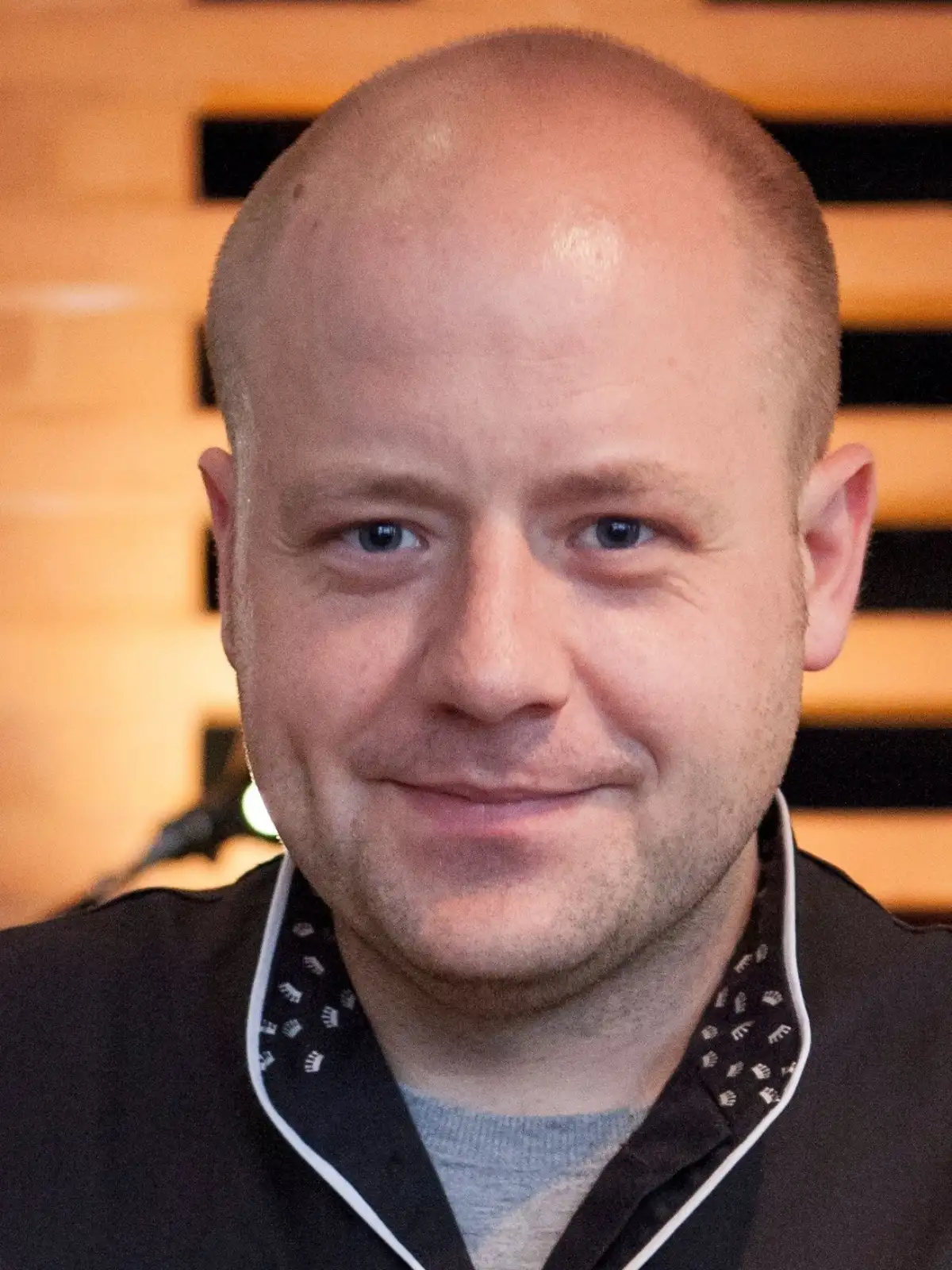 Grünkohlsalat mit Serranoschinken an Kartoffelwaffeln