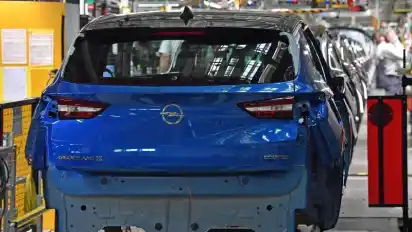 Im Vergleich unter Marken mit mindestens zwei Prozent Marktanteil schneidet Opel im ersten Halbjahr 2020 am besten ab: Der CO2-Ausstoß der Autos der Rüsselsheimer sank im Schnitt um 13,5 Prozent. Foto: Martin Schutt/dpa-Zentralbild/dpa