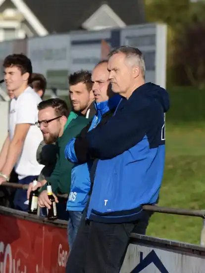 Uwe Küpker (vorne) war damals in der Saison 2009/10 Trainer und wird auch in der kommenden Saison wieder an der Seitenlinie stehen.