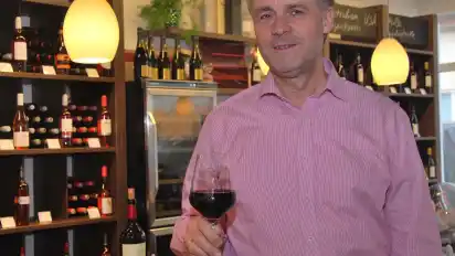 Jörg Dieter Rings in seinem neuen Weinladen „Vintage“ in der Hauptstraße 67.