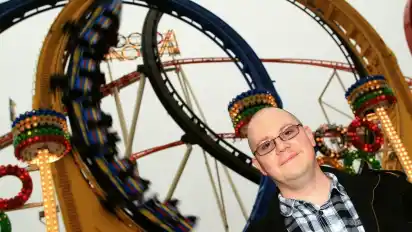 Vor dem "Olympia-Looping" auf dem Bremer Freimarkt: Christian Radoszewski kennt jeden Meter der Achterbahnstrecke.