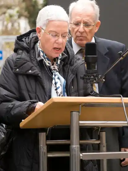 Miriam Dvirs Vater hat den Holocaust überlebt. Weil er zu alt ist, um aus Israel nach Bremen zu reisen, erzählt seine Tochter Martin Bialystocks Geschichte.