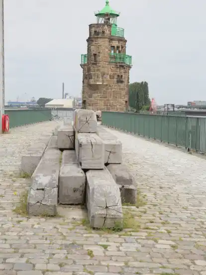 Vor dem Molenturm sind sogenannte Kletterbalken montiert.