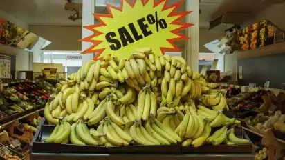Bananen zum Niedrigpreis: Was viele Kunden hierzulande freut, bedeutet für die Produzenten geringe Einnahmen, die oft kaum zum Leben reichen. Hilfsorganisationen rufen deshalb dazu auf, verstärkt zur fair gehandelten Produkten zu greifen.