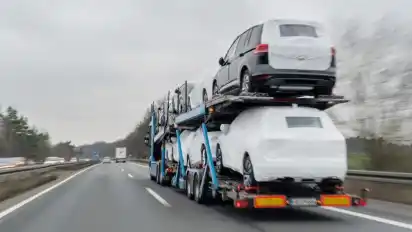 Ein Autotransporter mit Neuwagen fährt über eine Bundesstraße. Foto: Raphael Knipping