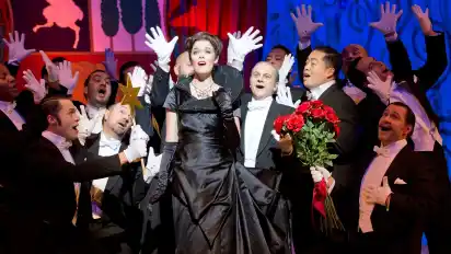 Und jetzt alle mal die Hände zum Himmel: Szene aus der Neu-Inszenierung der Operette „Die lustige Witwe“ in Oldenburg.
