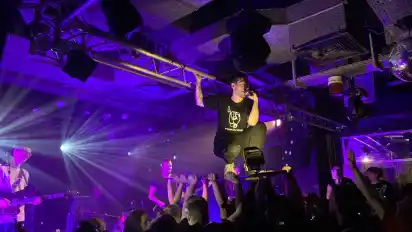 Die Besucher tragen Sänger Alex Skipka auf Händen.