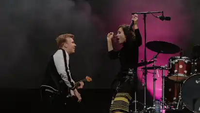 Live in Brüssel: Der Twistringer Simon Kramer ist Gitarrist in der Band von Pop-Star Alice Merton. Er hat ihren kometenhaften Aufstieg von Beginn an begleitet.