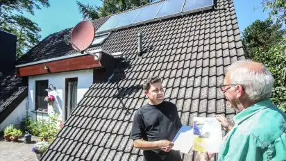 Energieberater Jörg Büschking (rechts) informiert Jan Engelmann zum Thema Solaranlagen.