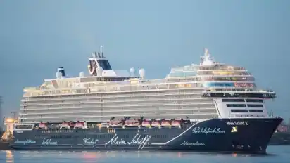 Das Tui-Kreuzfahrtschiff «Mein Schiff 2», das coronabedingt nur 1500 statt 2900 Passagiere aufgenommen hatte, war ohne Landgang auf der Nordsee unterwegs. Foto: Daniel Bockwoldt/dpa