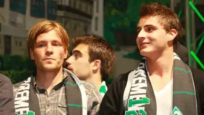 Die Werder-Profis Clemens Fritz (l.) und Sebastian Mielitz, hier auf dem Freimarkt 2011, werden am Montag im Bayernzelt auf der Bühne stehen.