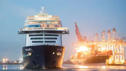 Das Kreuzfahrtschiff "Mein Schiff 2" läuft am Morgen nach einem knapp dreitägigen Kurztrip in den Hafen auf der Elbe ein.