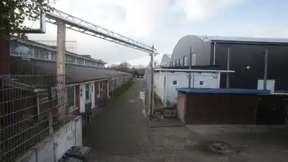 Gleich neben dem SVGO-Vereinsgebäude an der Sperberstraße (l.) ist mittlerweile die mobile Halle aufgebaut worden, die als Übergangslösung für die Oberschule im Park dienen soll.