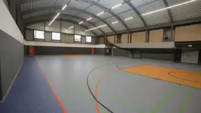 Auch von innen mache die mobile Halle einen sehr soliden Eindruck und sei für Schul- und Vereinssport gut geeignet, ist aus dem Stadtteil zu hören. Einziges Manko: Vorerst gibt es für die Interimshalle eine Befristung auf zwei Jahre.