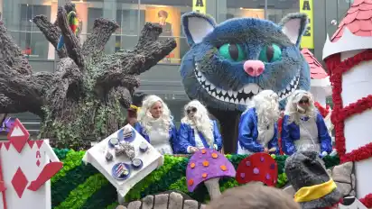 Der Wagen mit dieser riesigen Grinsekatze - gestaltet von der Gruppe "Die Adelheider" - gewinnt den Publikumspreis von WESER-KURIER und Radio Bremen.