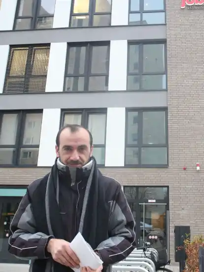 Der Elektriker Khalil Kharzoöm auf dem Weg ins Jobcenter Vegesack.