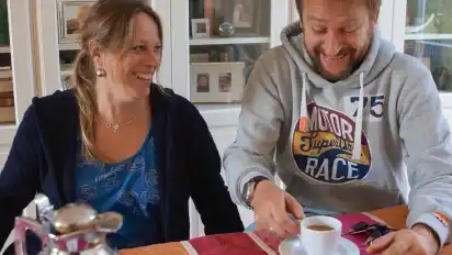 Maike Schaefer bei einer Tasse Bio-Kaffee mit Patrick Hain.