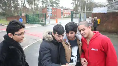 Vor der Notunterkunft in der ehemaligen Lützow-Kaserne: Im Innenbereich wird der Presse das Fotografieren der Menschen untersagt.
