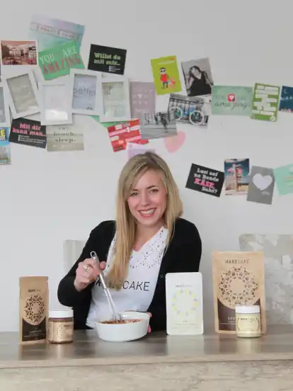 Das Vegesacker Start-up Makecake: Die Vegesackerin Mayra Werner zeigt, wie einfach es ist, die Backmischung mit Wasser, Schneebesen und Mikrowelle zuzubereiten.