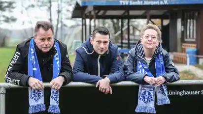 Blau und weiß sind ihre Farben: Heiko, Markus und Heike Behrens engagieren sich ehrenamtlich im TSV St. Jürgen.