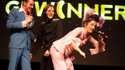 Hin und weg: Gewinner Vonnebrink freut sich mit dem Moderatorenduo Charles und Erika.