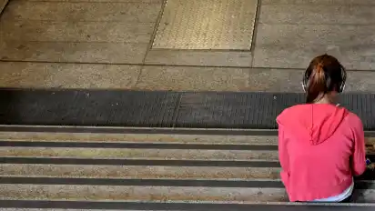 Auch jüngere und sehr junge Menschen klagen laut Untersuchungen in einem nie gekannten Ausmaß unter Vereinsamung.