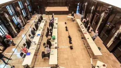 Das Landgericht zu Gast im Kleinen Saal der Glocke: Reichlich Platz für am Ende 23 Personen, um den gebotenen Corona-Abstand im Gerichtssaal einzuhalten.