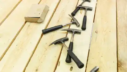 Hammer sucht noch Azubi, der mit ihm etwas bauen möchte. Laut Handwerkskammer-Präses Thomas Kurzke sind noch 232 Lehrstellen unbesetzt.