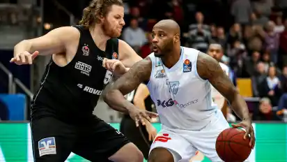 Kein Durchkommen: Die Eisbären Bremerhaven (helles Trikot, Darnell Jackson) unterlagen auch den Gießen 46ers (John Bryant).