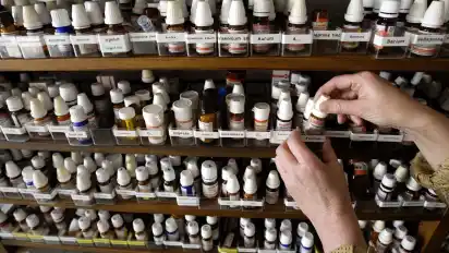 Laut dem Mediziner Norbert Schmacke gibt es keinen Anhaltspunkt dafür, dass homöopathische Präparate wie Globuli irgendetwas enthalten, das eine spezifische Wirkung hat.