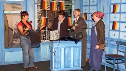 Lissi, gespielt von Helga Goll (von links), ist vom Jugendtraum ihrer Freundin Martha (Hilke Müller), einen Dessous-Laden zu eröffnen, begeistert, während ihre beiden Freundinnen Frieda (Jutta Puppe) und Hanni (Ingeborg Schweikert-Kaya) noch sehr skeptisch sind.