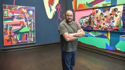 Inmitten seiner "Schutzhütten": Franz Ackermanns Werke hängen auch in renommierten Häusern wie dem Museum of Modern Art in New York, jetzt sind sie in der Bremer Kunsthalle zu sehen.