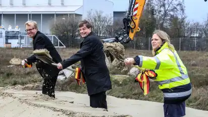 Schaufeln für den Ringschluss: Gunnar Polzin (l., Leiter der Verkehrsabteilung), Staatssekretär Enak Ferlemann und Maike Schaefer beim Spatentisch für den Bau der Autobahn 281.