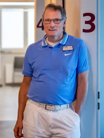 Sportfunktionär und Mediziner Dr. Matthias Reick in seiner Praxis in Achim.