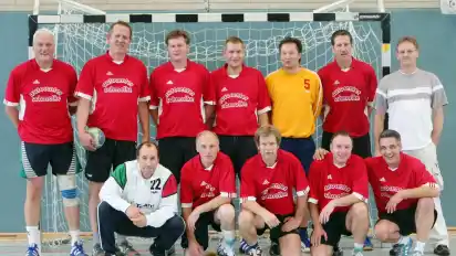 Langjährige Weggefährten: Die Altliga-Mannschaft des VSK im Jahre 2008 mit hinten (v.l.) Frank Gloystein, Rainer Sewtz, Matthias Schupp, Andreas Rolf Pissarczik, Immo Letsch, Manfred Ellmers, Volker Velewald und vorne (v.l.) Matthias Schröder, Klaus Spöring, Uwe Sabottke, Matthias Meinke und Harald Fricke.