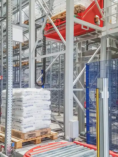 Vollautomatisiert: Der "Kurvengänger" übernimmt die Arbeit in dem neuen Lager.