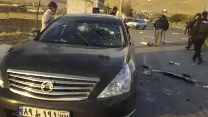 Iran zufolge zufolge wurde der Atomphysiker «von Terroristen» in seinem Wagen angeschossen und schwer verletzt. Er sei später im Krankenhaus seinen Verletzungen erlegen. Foto: Uncredited/Fars News Agency/AP/dpa